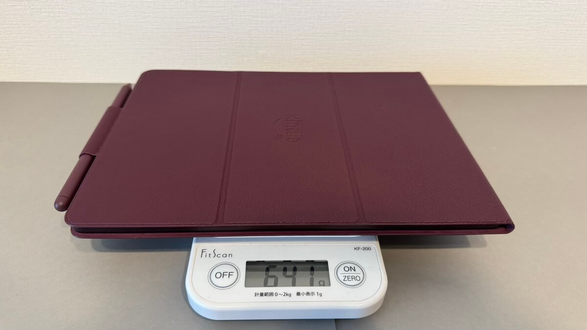 Kindle Scribe Colorsoftにカバーとペンを装着した際の総重量
