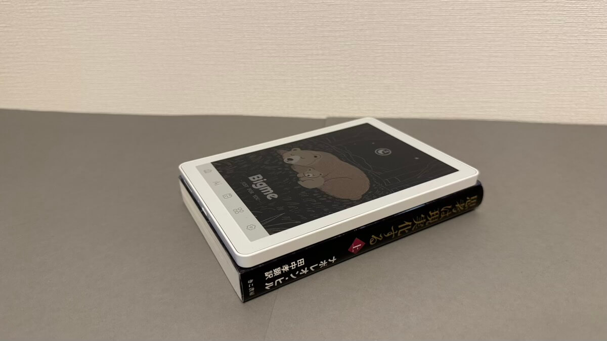 Bigme B6は文庫本と同じサイズでコンパクト