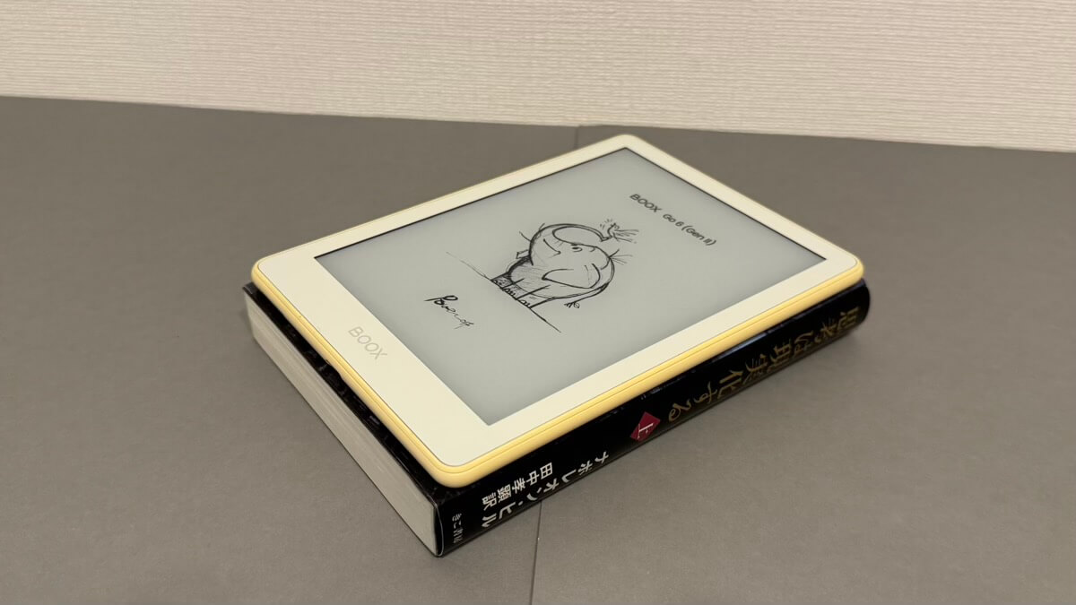 BOOX Go6 Gen2は文庫本と同じくらいのコンパクトさ