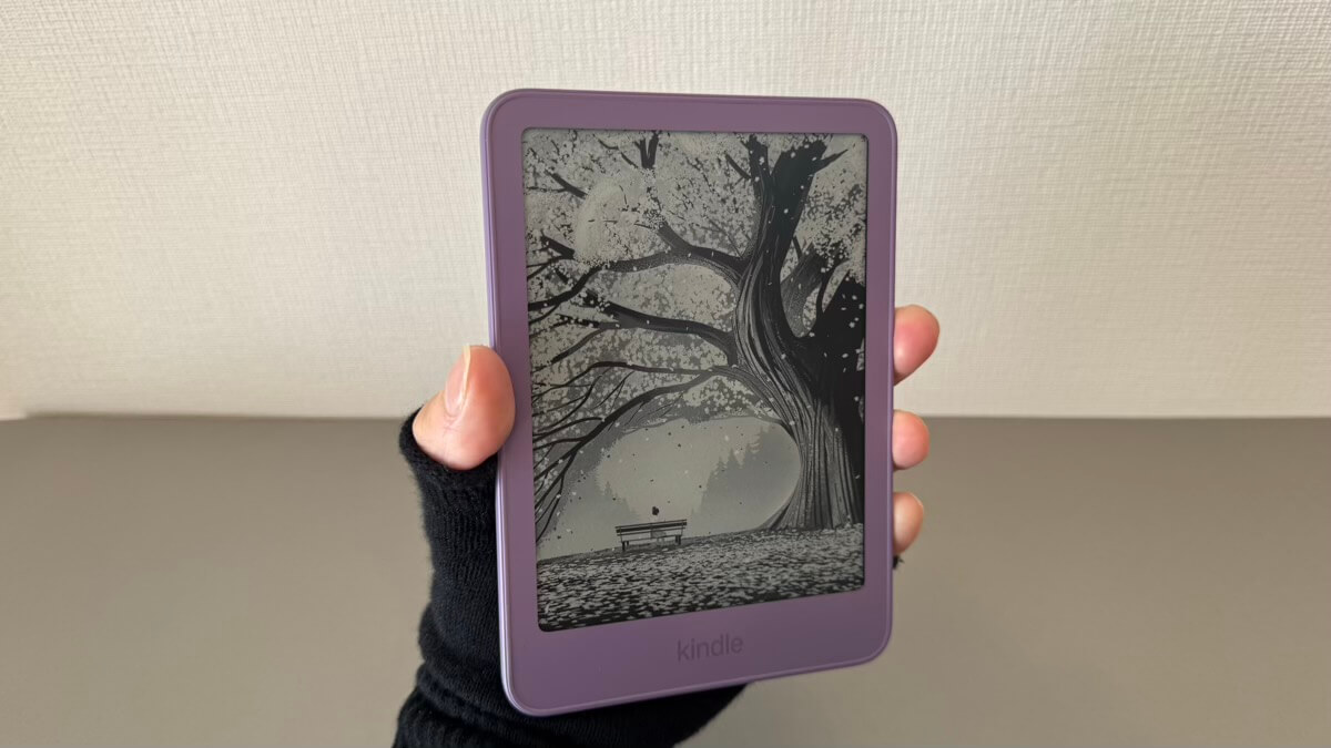 Kindle無印（2026）は片手でしっかり掴めるコンパクトなサイズ感