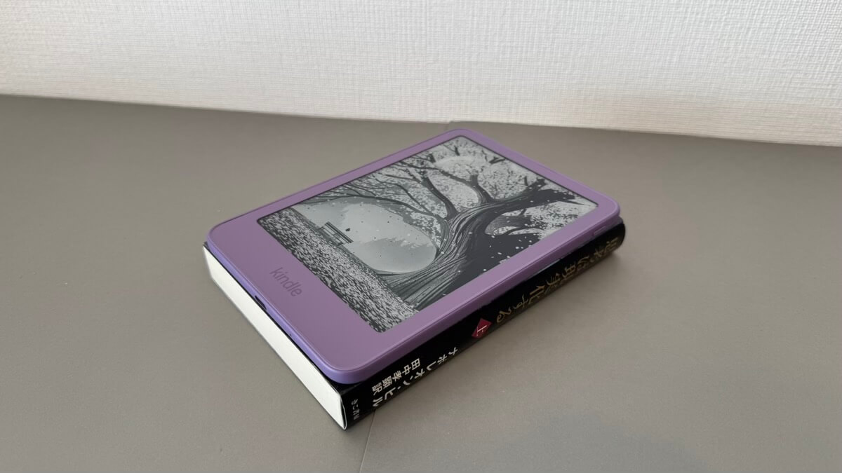 Kindle無印（2026）は文庫本と同じくらいのサイズ感